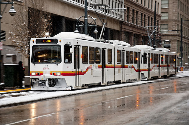 Colisión entre vehículo y tren ligero en el centro de Denver provoca retrasos y cierres