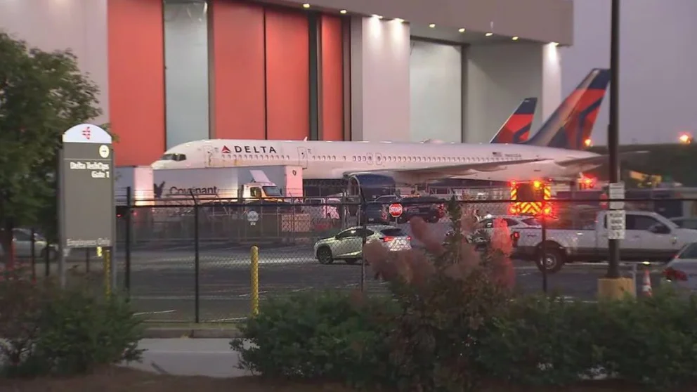 Dos muertos y un herido tras la explosión de un neumático en un avión en Atlanta