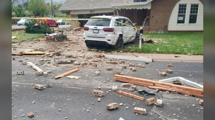 2 huyen tras estrellarse un coche contra una vivienda en Aurora el miércoles por la tarde
