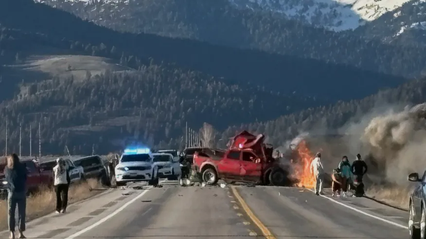Mueren 7 personas tras chocar una camioneta y una furgoneta turística cerca de Yellowstone, según la policía