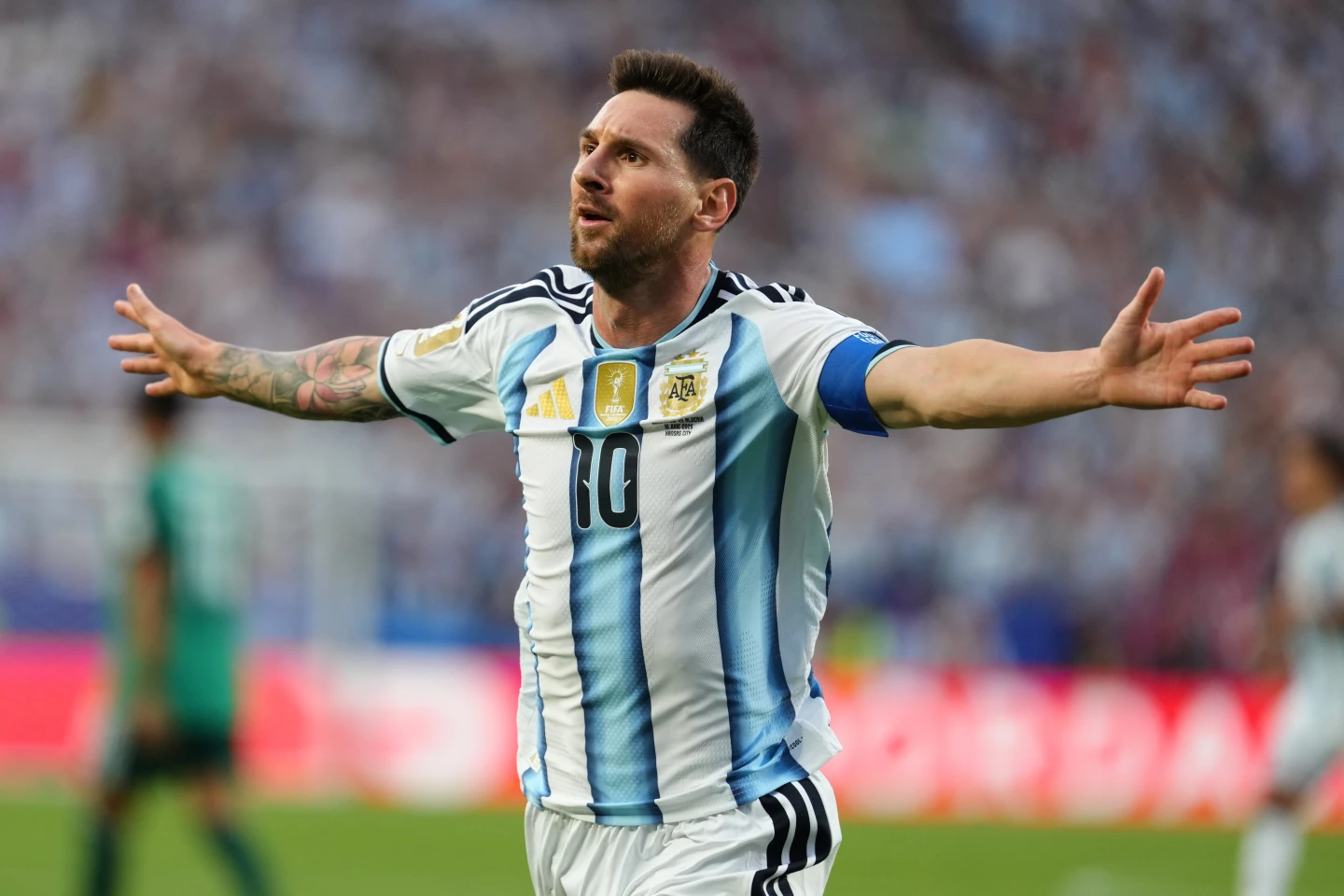Recital de Messi: Hat-trick en inicio de su sexto Mundial por Argentina, que golea 3-0 a Argelia