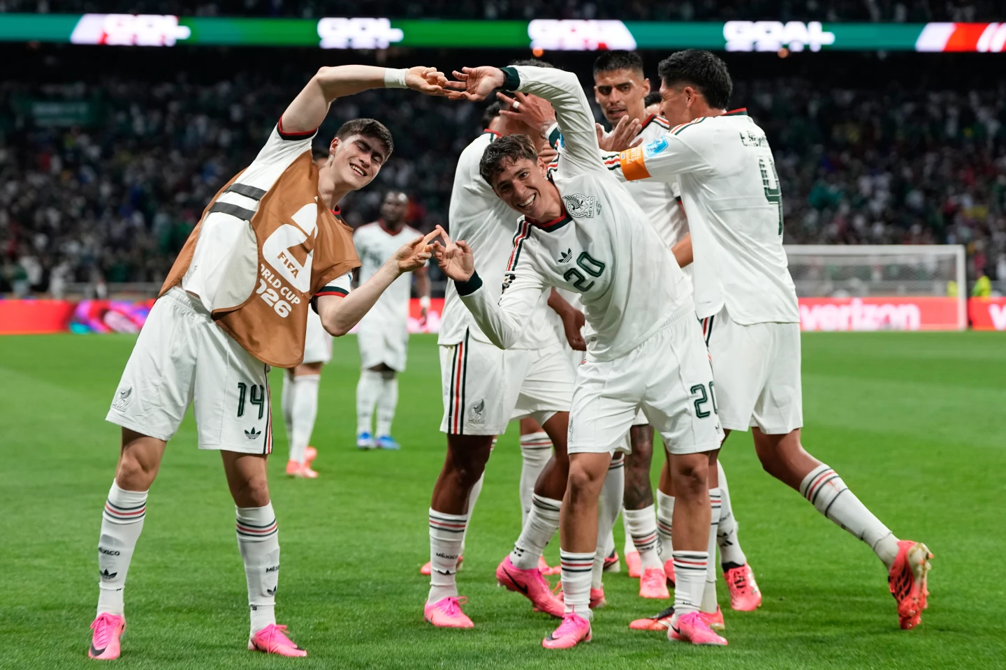 México golea 3-0 a República Checa y cierra la fase de grupos con una campaña perfecta