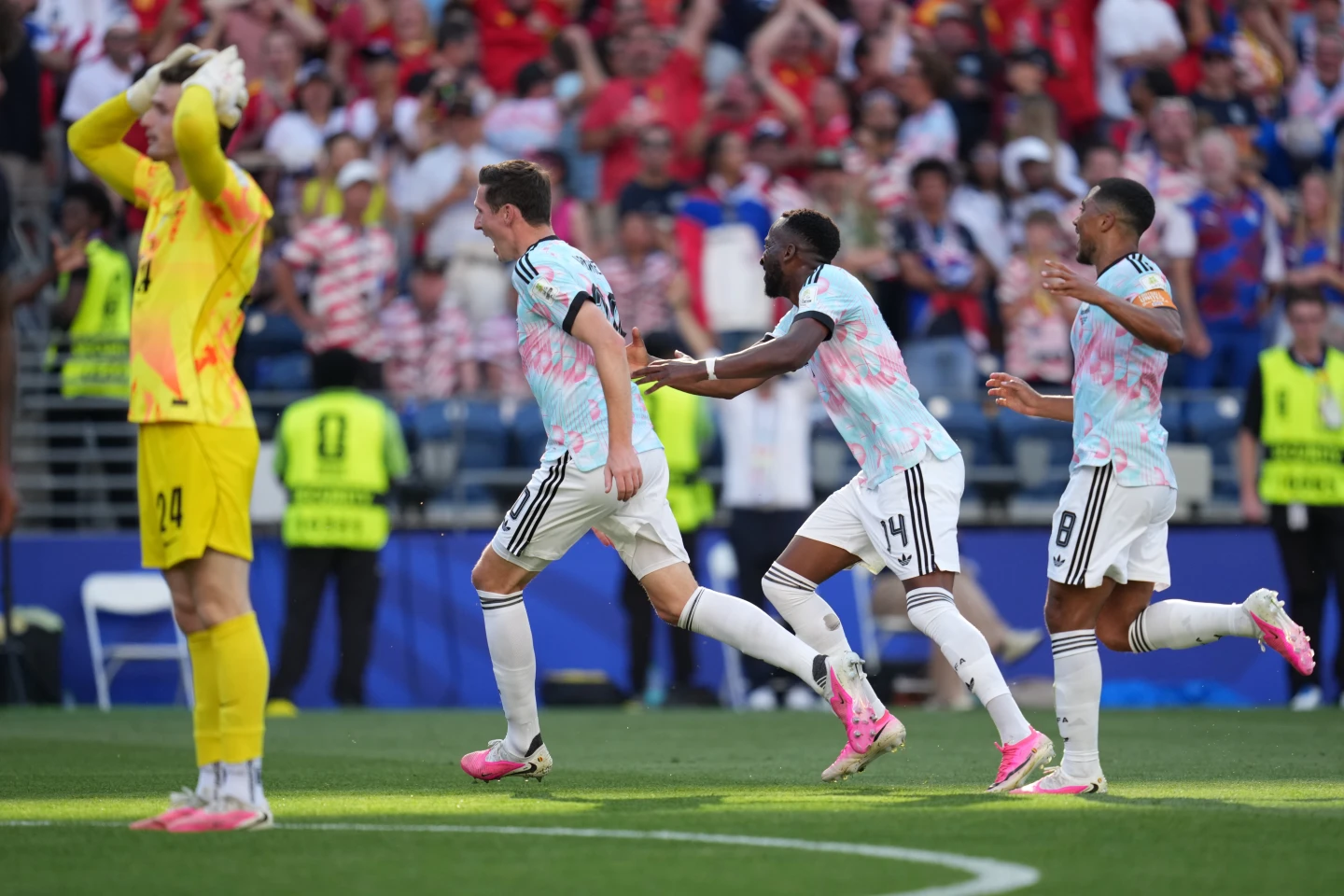 Bélgica avanza a cuartos, aplasta 4-1 a errático EEUU, y el último coanfitrión del Mundial sucumbe
