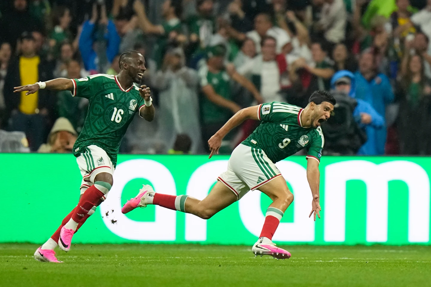 México encuentra su mejor versión, supera 2-0 a Ecuador y avanza a octavos del Mundial