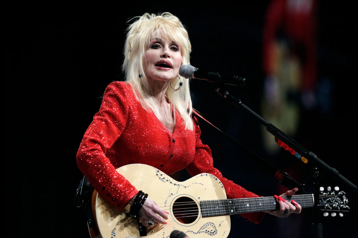 Última hora: Dolly Parton, cantante y compositora icónica, muere a los 80 años
