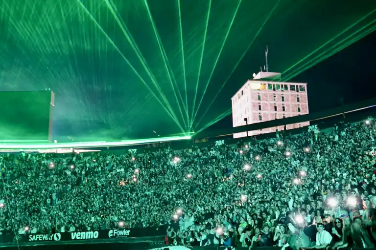 Mujer de 20 años demanda a empresa de sillas tras empalarse en un concierto en Folsom Field